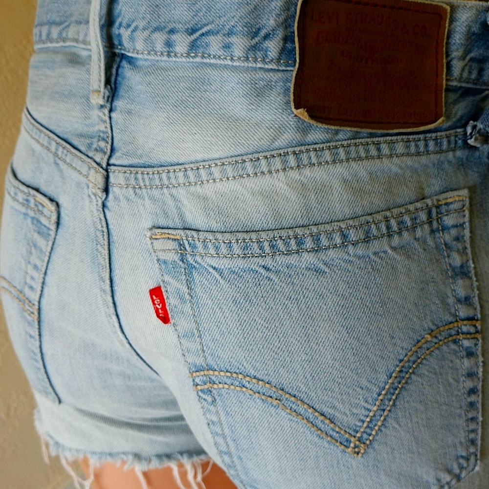 Vintage Levi's light wash jean short aize27